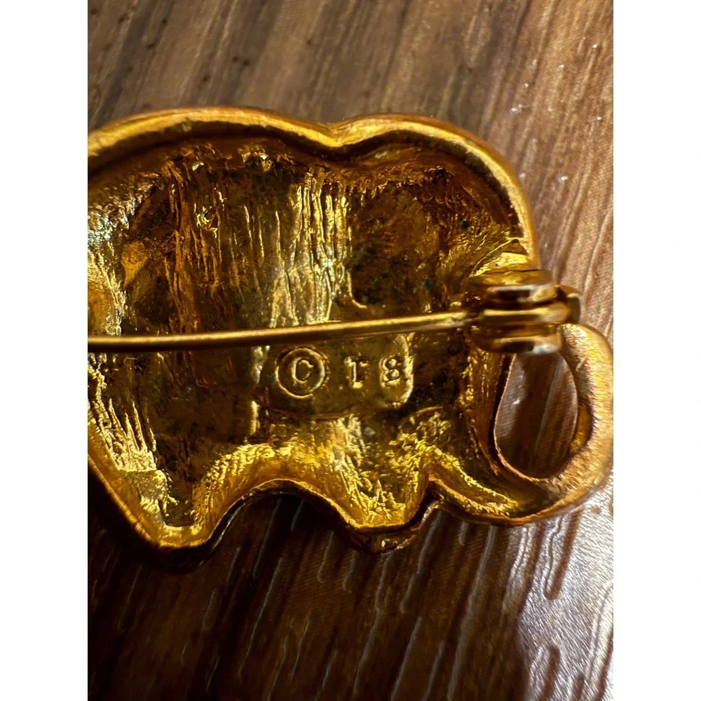 Vintage TS Gold Tone Elephant Brooch Pin with Carved Scarab Beetle‎ Inlay
